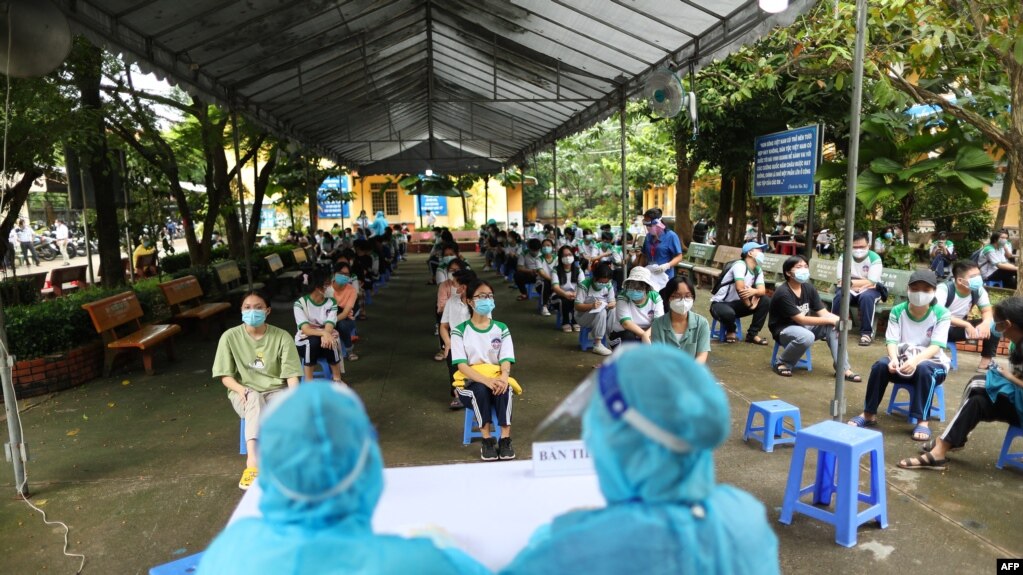 Những người trẻ tuổi được tiêm vaccine tại một trường ở Củ Chi, Tp.HCM, 27/10/2021.