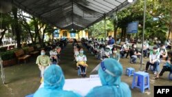 Những người trẻ tuổi được tiêm vaccine tại một trường ở Củ Chi, Tp.HCM, 27/10/2021.