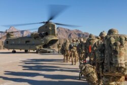 Tentara AS bersiap masuk ke helikopter Chinook untuk diberangkatkan dalam misi di Afghanistan, 15 Januari 2019. (Foto: dok).