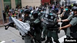 ہانگ کانگ میں پولیس مظاہرین کو منتشر کرنے کے لیے آگے بڑھ رہی ہے۔