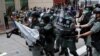 香港警察向反對國安法抗議者發射催淚彈
