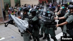 在2020年5月24日反對中國針對香港國安立法的抗議活動中，一把雨傘被扔向防暴警察。