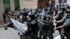 Kišobran bačen na policiju tokom protesnog marša protiv planova Pekinga da uvede zakon o nacionalnoj bezbednosti u Hong Kong, Kina, 24. maja 2020. (REUTERS/Tyrone Siu)
