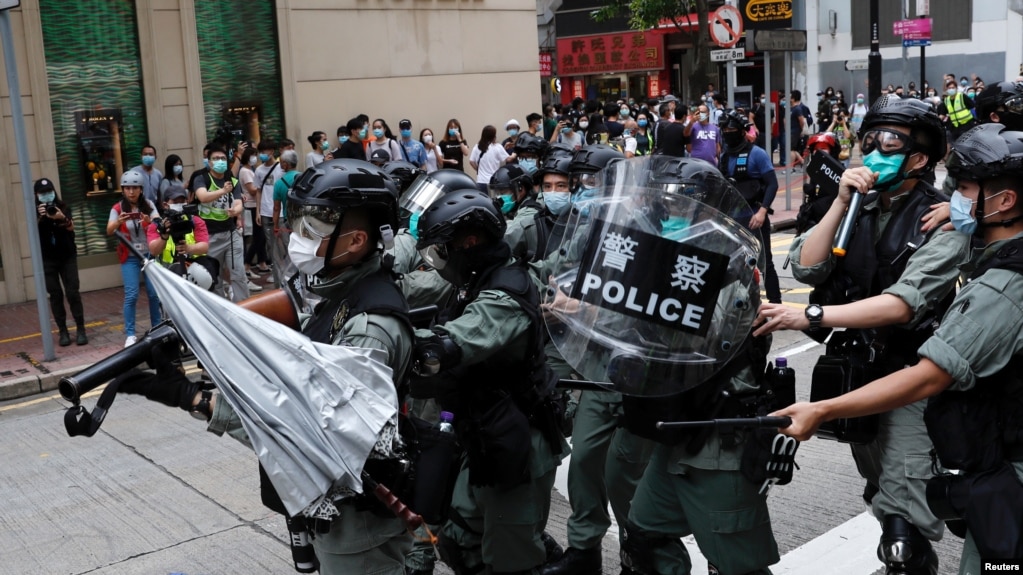 星期天（5月25日），香港人游行抗议北京计划针对香港的国家安全立法。有人向防暴警察投掷雨伞。