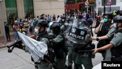 星期天（5月25日），香港人游行抗议北京计划针对香港的国家安全立法。有人向防暴警察投掷雨伞。
