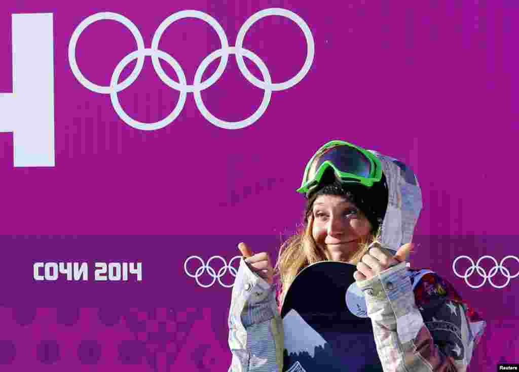Jamie Anderson dari AS di garis finish babak kualifikasi snowboard slopestyle nomor putri di Sochi (6/2).