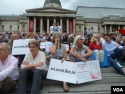 Many voters who attended a memorial for slain British lawmaker Jo Cox link her murder to the bitterness surrounding the Brexit debate, " June 23, 2016. (Photo: L. Ramirez / VOA)