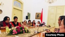 Presiden Joko Widodo (kanan) menyimak paparan 18 aktivis perempuan yang mendorong pengesahan Perppu untuk mencegah perkawinan anak, dalam pertemuan di Istana Bogor, Jumat 20/4. (Foto courtesy: Aktivis Perempuan)