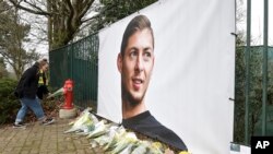 Des gerbes de fleurs déposées auprès de la photo d'Emiliano Sala à Nantes, France, le 24 janvier 2019.