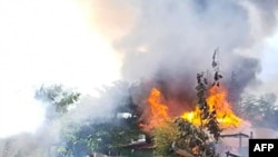 ဂန့်ဂေါမြို့၊ နမ်းခါးရွာတွင် မီးလောင်နေသည်ကို ငြိမ်းသတ်နေသည့် ရွာသားများ။ ၁၀ စက်တင်ဘာ ၂၀၂၁။ (ယခင်ပုံဟောင်း)