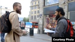 Ubaydullah Hussain recruits in the streets of Oslo. (Curry Films)
