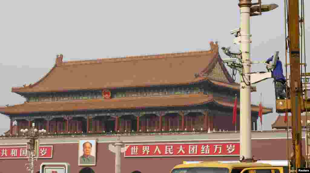 نصب دوربین امنیتی در میدان تیانانمن در مرکز پکن چند روز بعد از برخورد یک اتوموبیل با عابرانی که در پیاده روی میدان حرکت می کردند. دولت چین انگشت اتهام را به سوی شورشیان منطقه ناآرام سین کیانگ نشانه گرفته است - ۳۱ اکتبر ۲۰۱۳