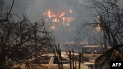 Api dari kebakaran lahan melalap sebuah rumah di Glen Ellen, California, 9 Oktober 2017. 