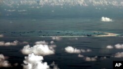 Bức ảnh được chụp qua cửa kính máy bay quân sự cho thấy Trung Quốc đã thực hiện các hoạt động bồi đắp tại Đá Vành Khăn trong quần đảo Trường Sa ở Biển Đông, ngày 11/5/2015.