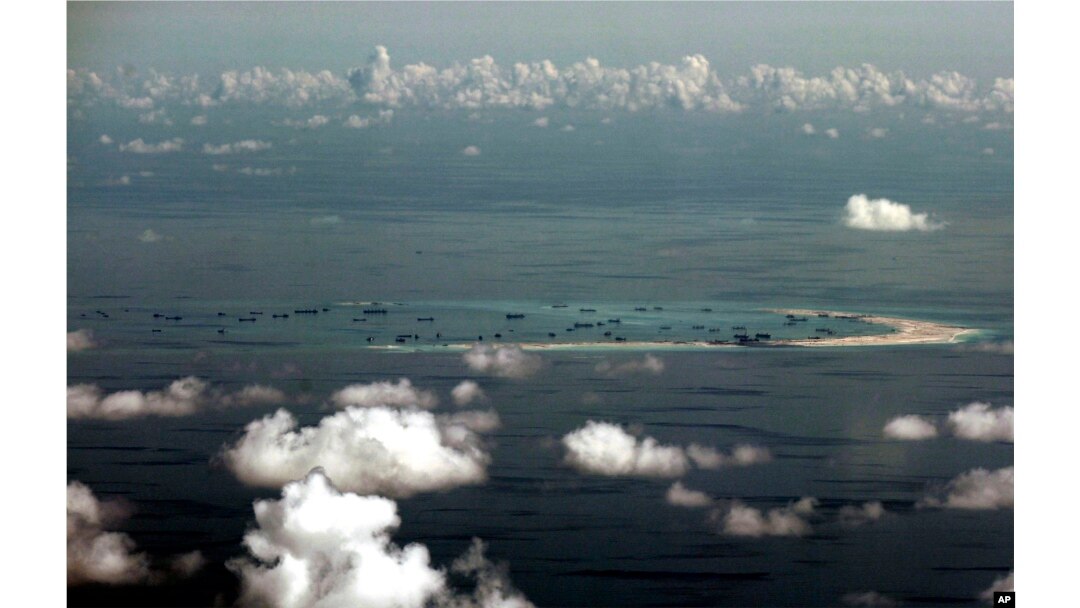 ARSIP - Foto udara ini diambil lewat jendela kaca sebuah pesawat militer yang menunjukkan reklamasi yang diduga dilakukan China di Mischief Reef di Kepulauan Spratly di Laut China Selatan, 11 Mei 2015.