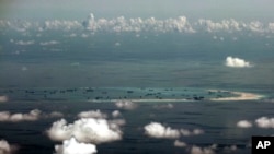 美国军机2015年5月11日在有争议的南中国海斯普拉特利群岛（南沙群岛）的美济礁上空拍摄到的数艘中国挖沙船。