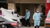 Para anggota staf medis bersiap membawa pasien dari Life Care Center, di mana ditemukan dua dari tiga kasus infeksi virus korona terkonfirmasi, di Kirkland, Washington, AS, 1 Maret 2020. (Foto: Reuters)
