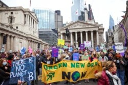 Demonstranti učestvuju u protestu ispred Banke Engleske, za vreme održavanja Klimatskog samita UN u Londonu 6. novembra 2021.