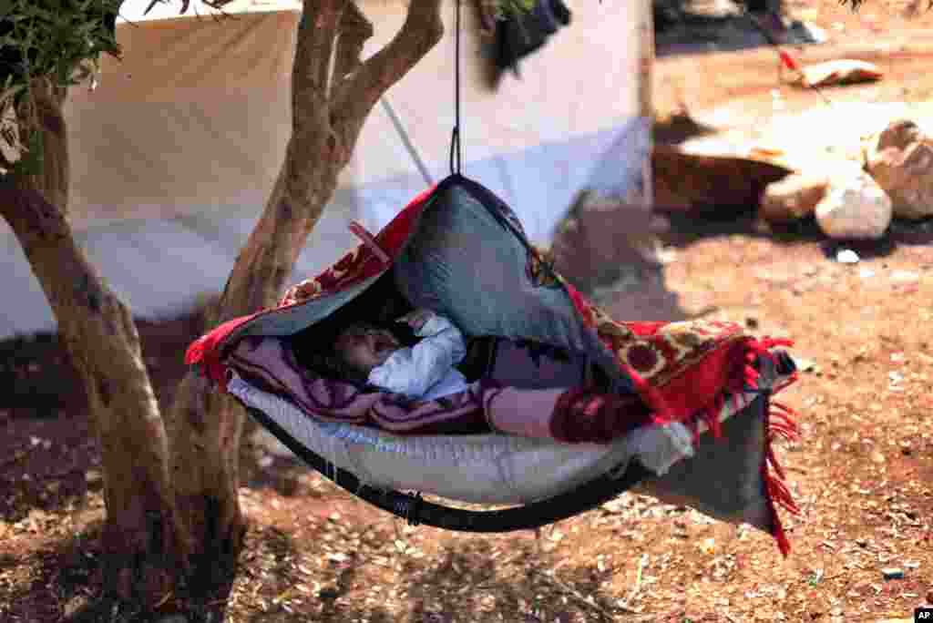 گريه نوزاد سوری در اردوگاهی در روستای آتما در سوريه، در نزديکی مرز با ترکيه. ۵ نوامبر، ۲۰۱۲.