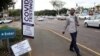 Čovek prolazi pored mobilne stanice za testiranje na Kovid 19, u Durbanu, Južna Afrika, 3. decembra 2021.