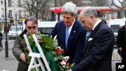 El secretario de Estado, John Kerry, y el canciller francés, Lauren Fabius, colocan ofrenda floral en el supermercado judío, sitio de uno de los ataques terroristas. 