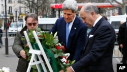 Bộ trưởng Ngoại giao Hoa Kỳ John Kerry đã đến đặt vòng hoa tại địa điểm nơi xảy ra hai vụ khủng bố do các phần tử cực đoan Hồi giáo gây ra ở Paris tuần trước.