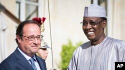 Le président français François Hollande, à gauche, salue son homologue du Tchad Idriss Deby Itno, avant une réunion à l'Elysée à Paris, 20 août 2016. 