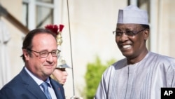 Le président français François Hollande, à gauche, salue son homologue du Tchad Idriss Deby Itno, avant une réunion à l'Elysée à Paris, 20 août 2016.