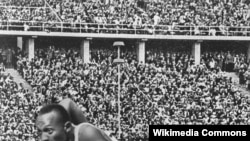 杰西·欧文斯在1936年柏林奥运会男子200米赛跑项目中起跑。他打破了这一项目的世界纪录。（资料照）