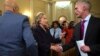 Clinton reanuda campaña tras 11 horas en audiencia sobre Bengasi