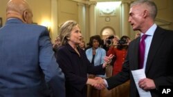 Hillary Clinton estrecha la mano del presidente de la Comisión sobre Bengasi, Trey Gowdy, tras 11 horas de audiencia.