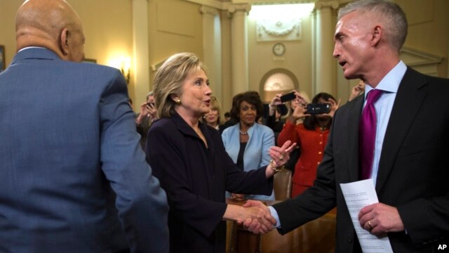 Hillary Clinton estrecha la mano del presidente de la Comisión sobre Bengasi, Trey Gowdy, tras 11 horas de audiencia.
