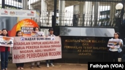 Aktivis buruh melakukan unjuk rasa di depan Kedutaan Malaysia, di Jakarta, Senin (29/4). Mereka menuntut kepada pemerintah Malaysia untuk membuka kembali proses peradilan untuk kasus Adelina. (Foto: VOA/Fathiyah)