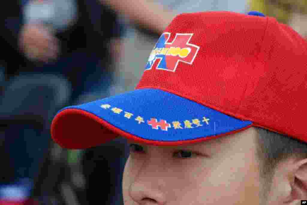 印有慶祝中華民國百周年字樣的帽子