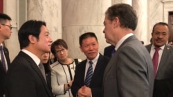 台湾候任副总统赖清德(左）与美国无任所国际宗教自由大使布朗贝克握手寒暄(2020年2月4日）