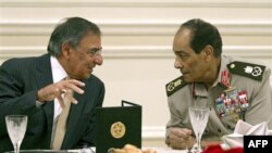 Sekretar za odbranu Lion Paneta i šef egipatskog vladajućeg Vojnog saveta, feldmaršal Husein Tantavi tokom susreta u Kairu