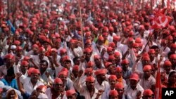 Indian farmers shout slogans during a rally at the end of their six day long march on foot, in Mumbai, India, Monday, March 12, 2018.