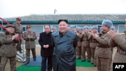 El dirigente norcoreano Kim Jong Un inspecciona un test de "lanzamiento de misiles múltiples de gran dimensión", en una fotografía sin fecha publicada por la agencia KCNA, en noviembre.