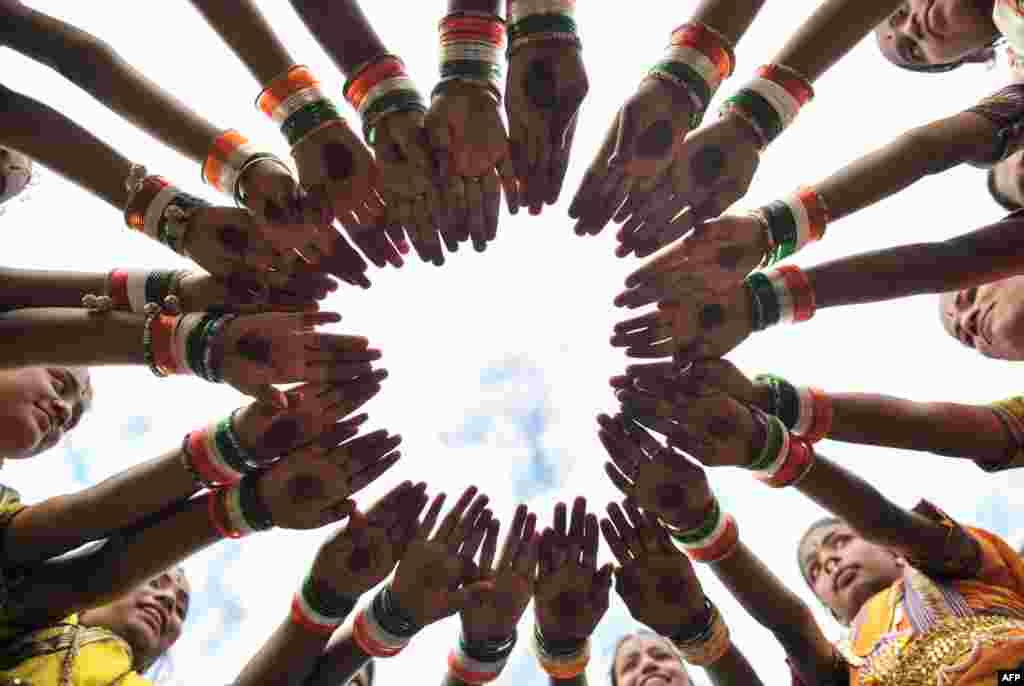 인도 국기를 상징하는 삼색 팔찌를 찬 소녀들이 하이데라바드에서 독립기념일 행사를 준비하고 있다.
