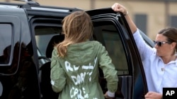 Ibu Negara Melania Trump tiba di Pangkalan Udara Andrews, setelah mengunjungi pusat perlindungan anak, Upbring New Hope Children Center, di McAllen, Texas, 21 Juni 2018. Tulisan di belakang jaket yang dikenakannya: "I really don't care. Do U?," memicu kontroversi.