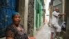 Résidents de Mutsamudu sur l'île d'Anjouan de l'archipel des Comores le 20 octobre 2018,. (Photo par YOUSSOUF IBRAHIM / AFP)