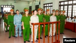 Gia đình nông dân Ðoàn Văn Vươn bị đưa ra xét xử tại Tòa án Nhân dân thành phố Hải Phòng, ngày 2/4/2013. 