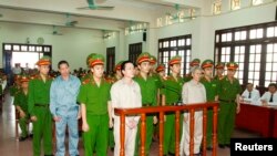 Ông Đoàn Văn Vươn bị xét xử trong vụ án xung đột về đất đai với chính quyền địa phương ở Hải Phòng.