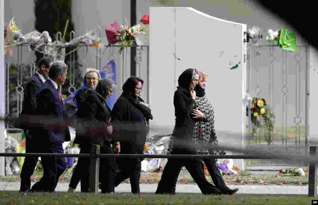 نیوزی لینڈ کی وزیر اعظم جیسڈا ارڈن پاکستانی خواتین کے لباس میں جمعے کی نماز میں شرکت کے لیے ہیگلے پارک کی نور مسجد میں آ رہی ہیں۔&nbsp;