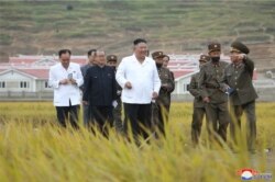 Pemimpin Korea Utara Kim Jong-un memeriksa lokasi rekonstruksi di Kabupaten Kimhwa, 1 Oktober 2020. (KCNA / via REUTERS)