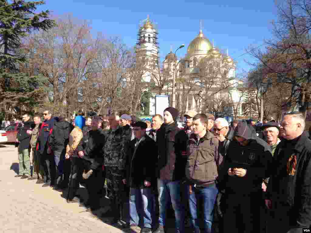 Pro-Russian self-defense units stand guard near parliament in Simferopol in Ukraine's contested Crimean Republic, March 3, 2014. (Elizabeth Arrott/VOA)