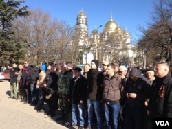 亲俄罗斯的自卫队守护在克里米亚议会前