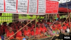 သိမ်းဆည်းခံ ဘိုးဘွားပိုင်မြေများ ပြန်လည်ရရှိရေး ရန်ကုန်မြို့တော်ခန်းမရှေ့မှာ ဆန္ဒပြတောင်းဆိုနေကြသည့် မိကျောင်းကန်လယ်သမားများ (ဓာတ်ပုံ - ဗွီအိုအေမြန်မာပိုင်း)