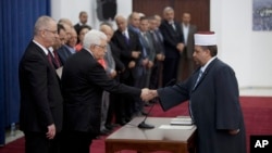 巴勒斯坦權力機構主席阿巴斯星期一在拉馬拉主持法塔赫/哈馬斯新團結政府就職儀 式。