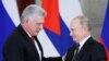 Presiden Kuba Miguel Diaz-Canel (kiri) dan Presiden Rusia Vladimir Putin melakukan konferensi pers bersama setelah melangsungkan pertemuan di Moskow, Rusia, pada 2 November 2018. (Foto: Reuters/Maxim Shemetov)